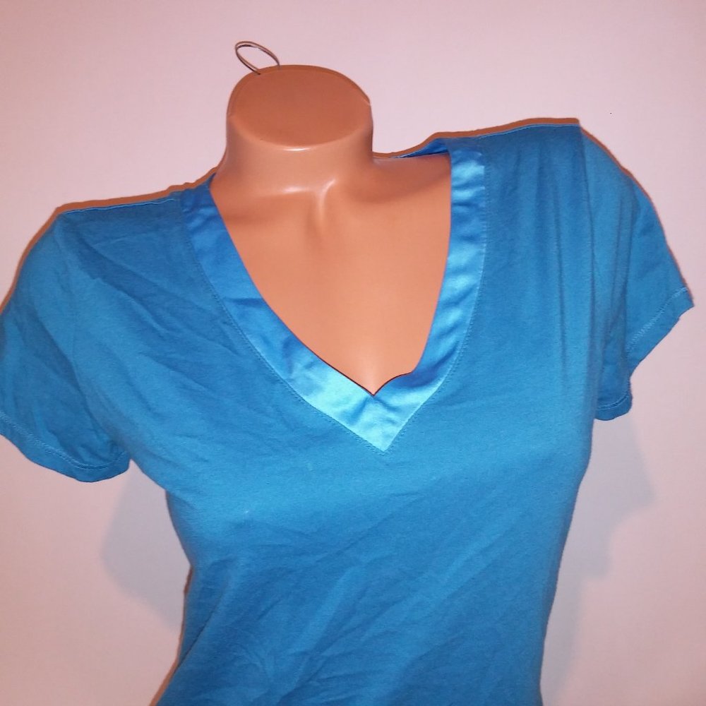 Covington T Shirt Small Blue V Neck Short Sleeve Pit to Pit 18" Length 24" Preow - Picture 4 of 8